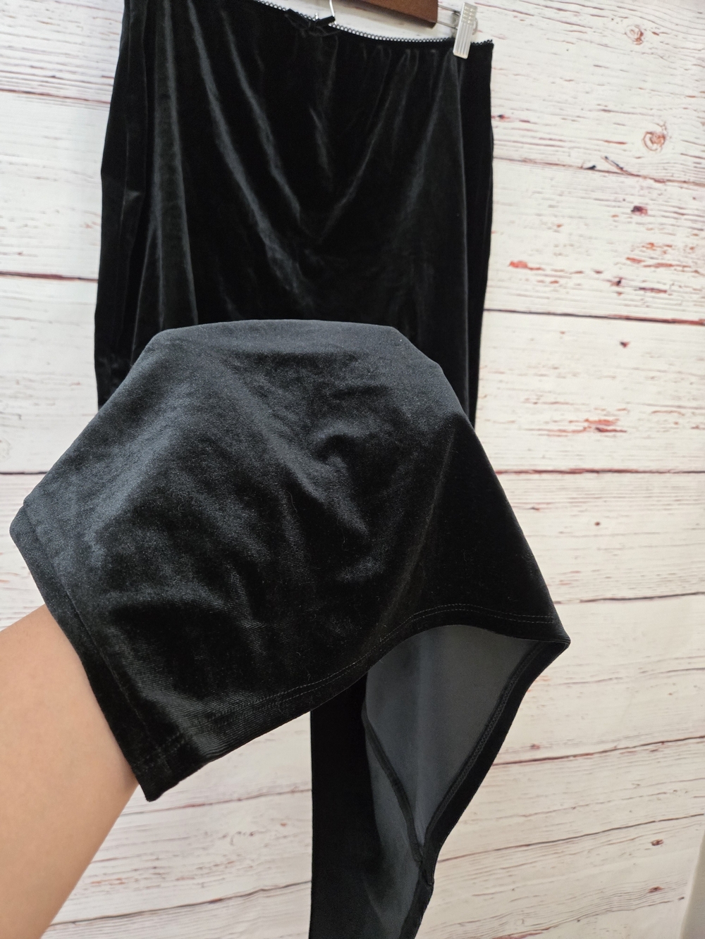 NWT Wild Fable Women's Black Velvet Midi Skirt Size L Back Slit Stretch Pull-On - Picture 3 of 15